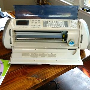 Cricut expression, 9 projects, extra cutting mats